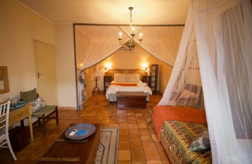 Victoria Falls Villa | Wonderfully spacious two bedroom cottage in a quiet secluded area of town, on the edge of the bush - 1998