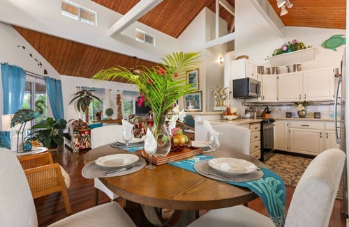 Kona Paradise House | WORLD-CLASS OCEAN VIEWS, Tropical Garden Retreat, 2 mins to beach NEW FALL RATES