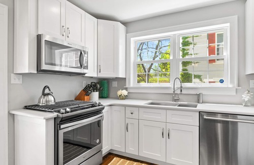 Radford House | Yellow Bird Cottage - Cozy home minutes from Radford University, with large deck