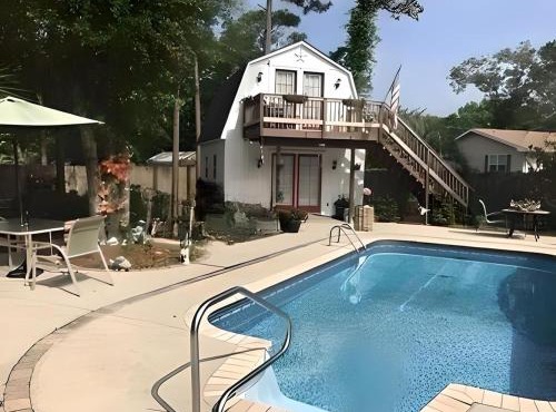 1 BR Studio Cottage with Kitchenette, Pool, Golf Cart, Private Balcony, Near Beach