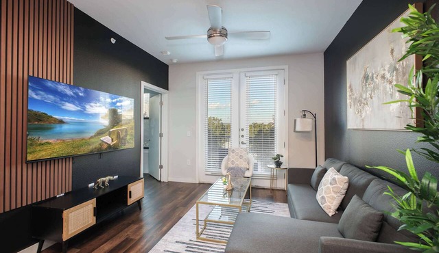 1BR Haven w/Gym, Parking Near Rvrwalk & Dome
