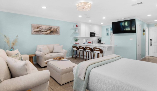 1st Floor unit, Close to Beach w/Pool + Free Tickets: Bikes & More!