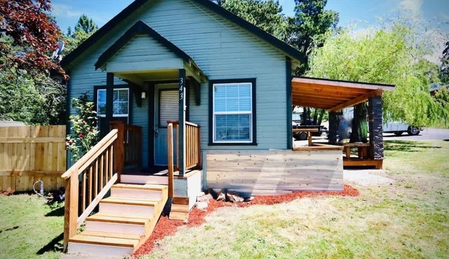 2BR Cabin 10 Min to UO & Autzen Pet Friendly