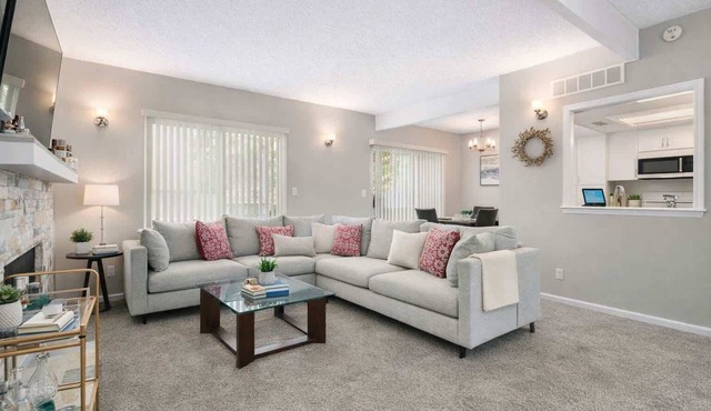2BR Home Lenexa Sleeps 5 Pool Tennis FIFA FANS!