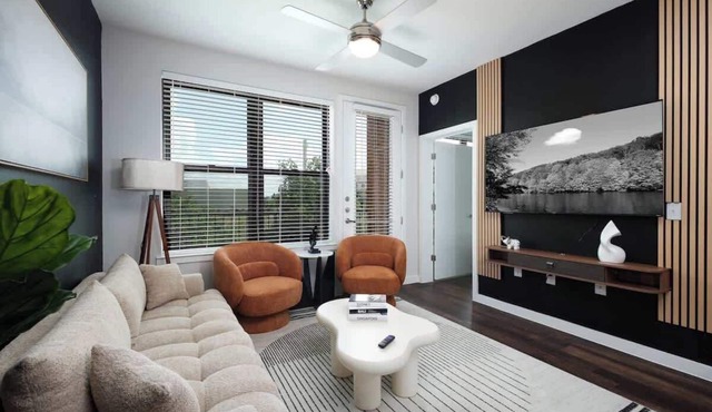 2BR UrbanEscape w/Gym, Prkng Near Rvrwalk & Dome