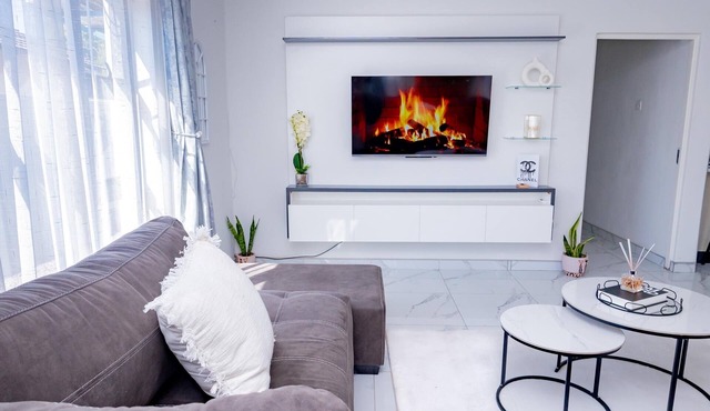 3 Bd Home with Pool, Fast Wi-Fi, Free Parking, 24/7 Security, Near CBD & Airport