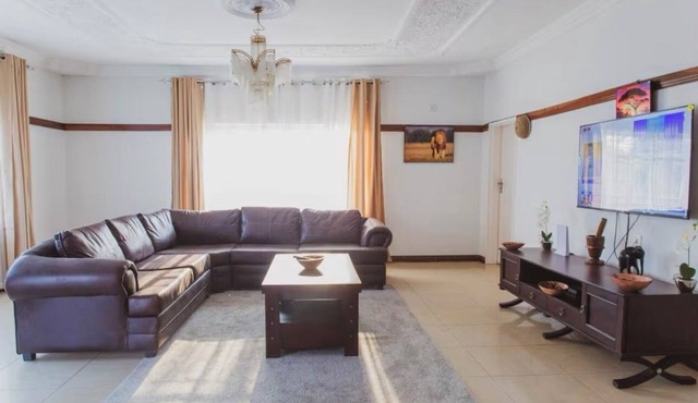 3 Bed Apartment + Free Hire Car & Airport Pick Up