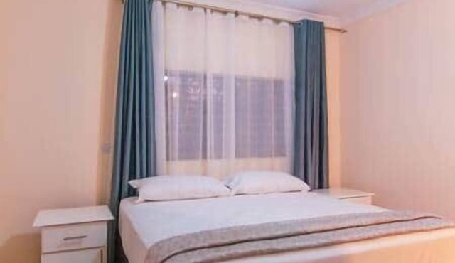 3 bedroom Apartment - With Free Hire Car