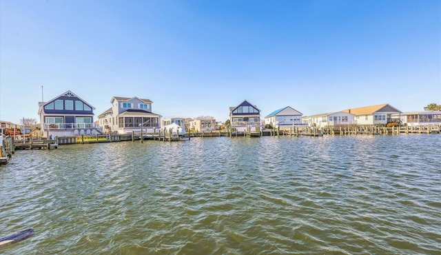 3 Bedroom House on a canal in North OC Boat slip and Community Pool