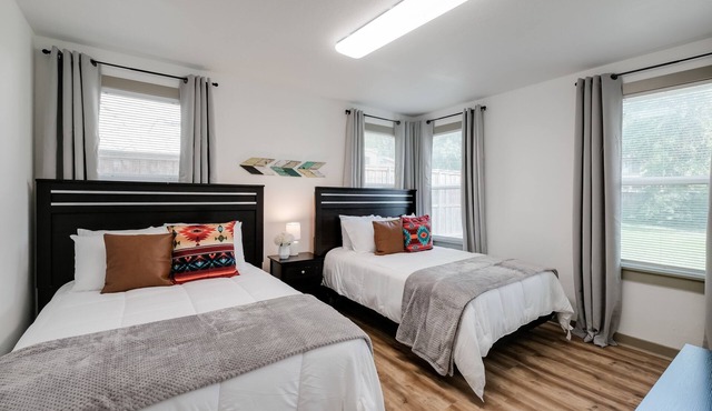 30% off- 2BR 1BA Apt- Free Parking-Equipped kitchen- Washer and Dryer