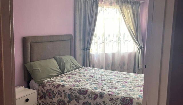 4 Bed Gated House-Sleeps 8-Private Parking