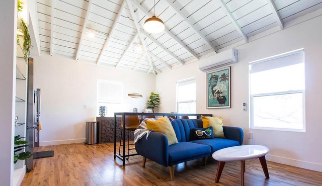 400mbps Internet with Parking, AC and 65inch 4kTV only 5miles to Disney