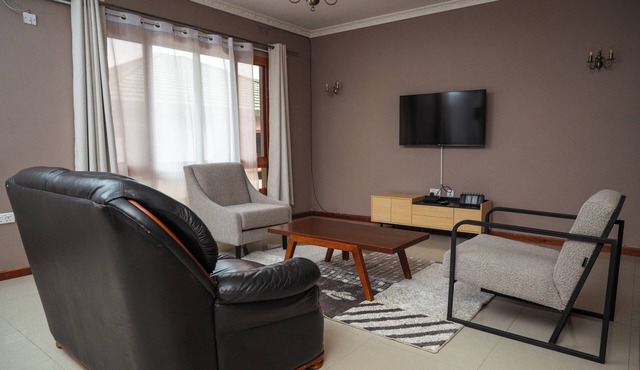 5 minutes to Munali Mall! Peaceful bungalow with a pool.