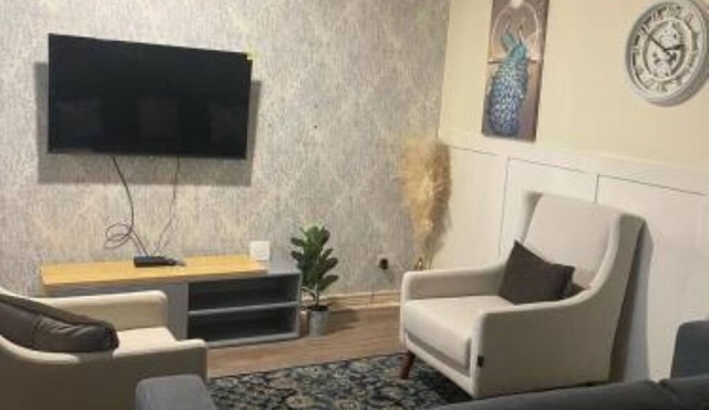 5 minutes walk to east park mall, walkable distance to restaurant