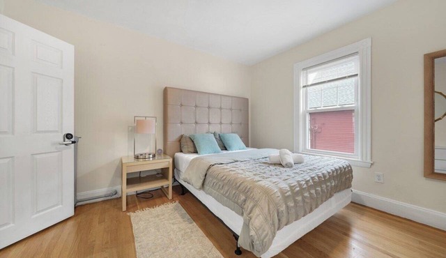 5BR 2BTH Bright & Spacious Apt in Brighton