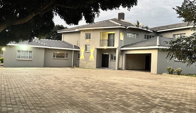 6bed & 5.5bath family home/Business accommodation