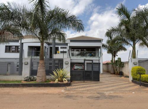 A spacious modern 3-bedroom ground-floor villa in Mount Pleasant Heights - 2366