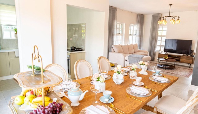 Almond Pine Luxury Villa, Elegant Private Stay Near Gaborone Airport