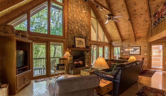 Almost Heaven: Pet-Friendly Cabin with Yard and Hot Tub in Valle Crucis - Walk to River