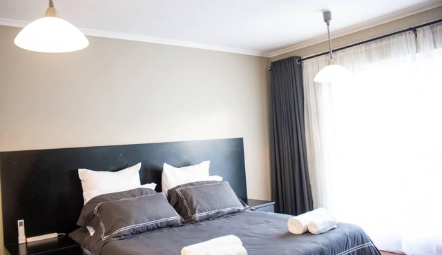 Apartment - Sleeps 6 - Parking - Pet friendly