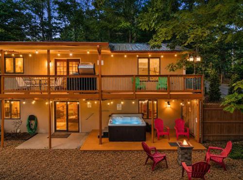 Asheville's Ultimate Retreat with Hot Tub Ping Pong Table Pool Table Lots to do Family Friendly