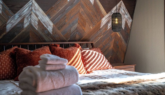 Atlas Ridge Cabin - NEW! Cozy, Hot Tub, Fireplace