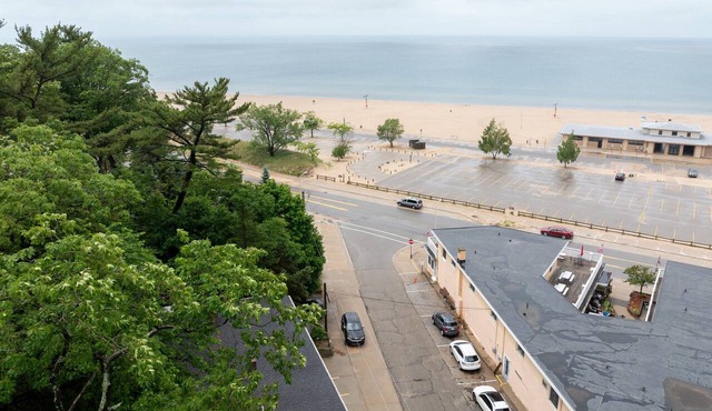 Beach Across St | Walk Downtown | 2BR Sleeps 6