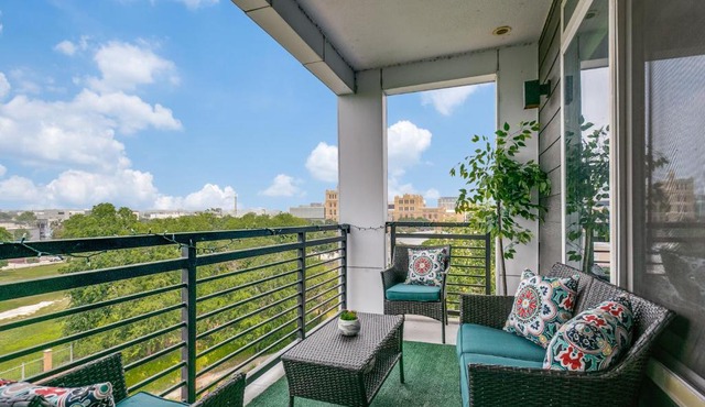 Beautiful Condo on Riverwalk w King Ste Free Parking Pet friendly centrally Located on the Riverwalk