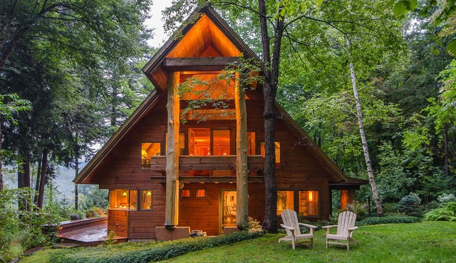 Beautiful lodge with furnished deck and views - near skiing