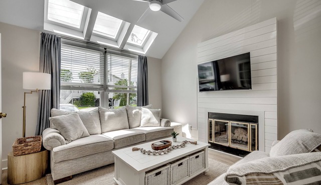 Beautifully Updated 3BR Surfside Beach Townhouse-Master on Main-2blks to beach-Golf Cart Included Free!