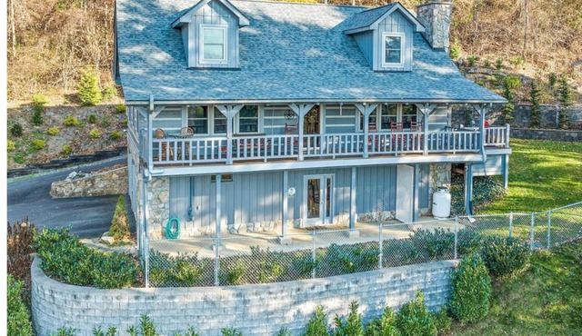 Big Kahuna Mauka, Beautiful Mountain View 4-BR Cabin in charming Waynesville