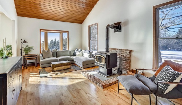 Blue Spruce - Easy Access to Snowshoeing, cross country trails, Stowe, Smuggs, and Jay!