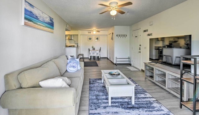 Bright Destin Condo w/ Beach Gear - Walk to Beach!