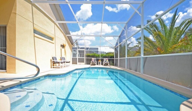 Bright vacation home with private pool and new kitchen in gated community 20 mins to Disney