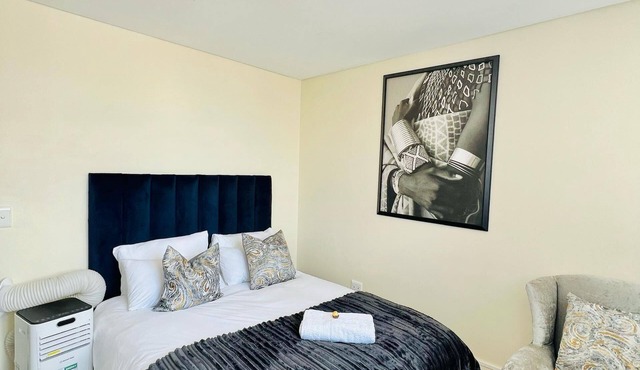 C&J Luxe City Centre apartments with a pool and Aircorns @77 Independence Avenue