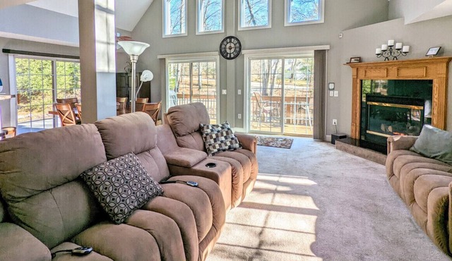 Chalet w/ Fire pit, Wrap-around Deck, Lake Access