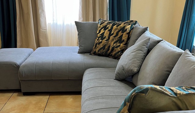 Chandos Lodge, a 2 bed Townhouse, sleeps 4, open living dinner, 24/7 power, WiFi