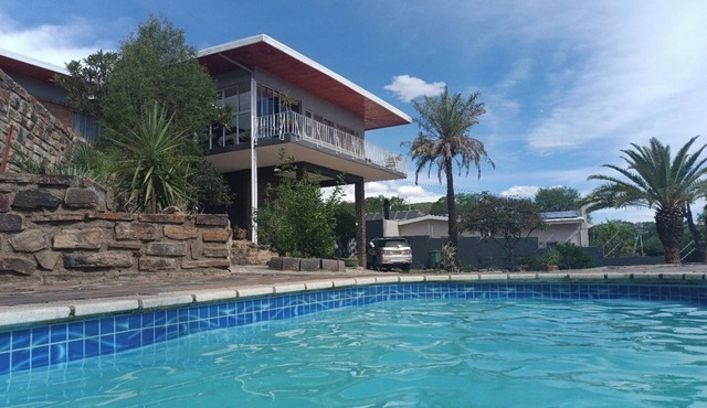 Charming 1-bedroom apartment with WiFi, AC and pool in enchanting Windhoek