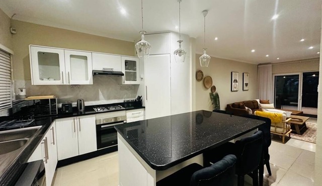 Charming 2-bedroom house in peaceful Harare with a Pool ,AC, WiFi & fitness room