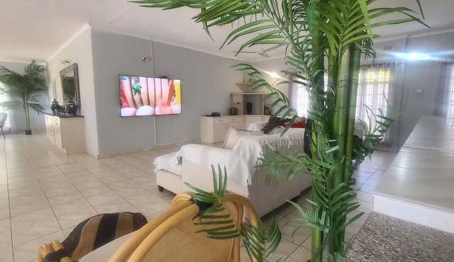 Charming 3 Bedroom Guesthouse - 2300