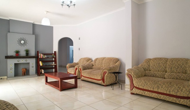Charming 3-bedroom resort with Garden, swimming pool, WiFi, AC in Livingstone