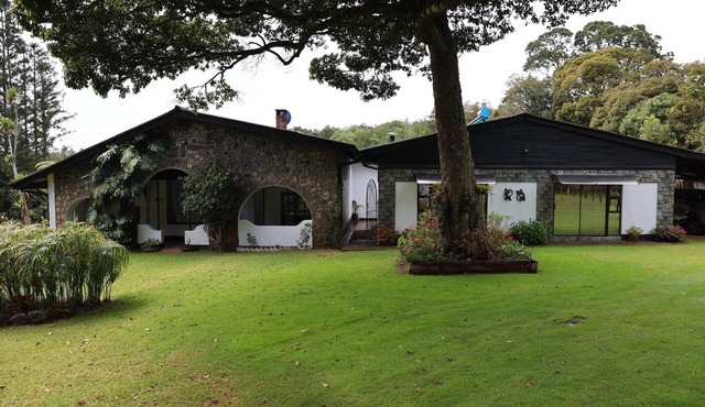 Charming bed & breakfast with WiFi and AC in soothing Vumba Room #1