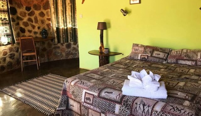Charming Bush chalet 4 on this world renowned Eco site 40 minutes from Vic Falls Fully catered stay - 1984