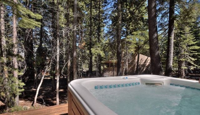 Charming Cascade Chalet | Hot tub