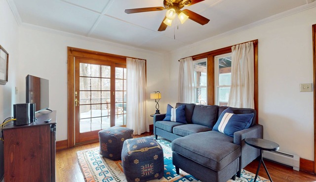 Charming cottage w/deck, yard & fire pit - close to lake and town