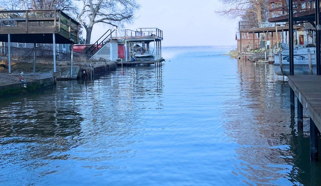 Charming lakeside 3-bedroom home with bunkhouse sleeps 12 with private boat dock