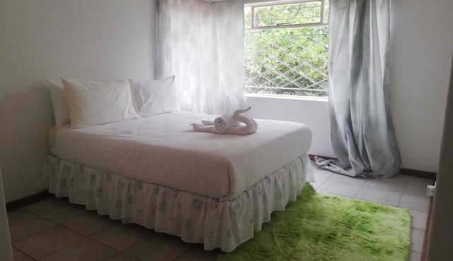 Charming Retreat with Spacious Rooms, Lush Garden, and Ideal for Group Stays