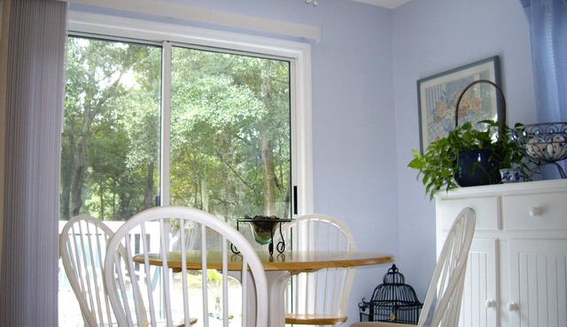 Charming Rose Cottage - quiet, minutes from beach, etc.