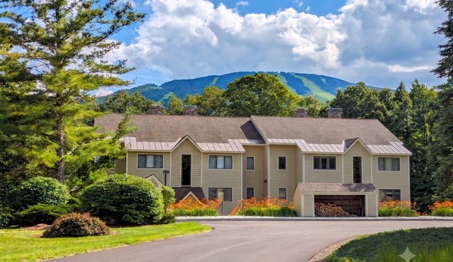 Chic Stratton Condo- Walking Distance to Village