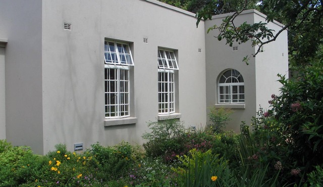 Chic studio nestled in a lovely garden with pool - 2254